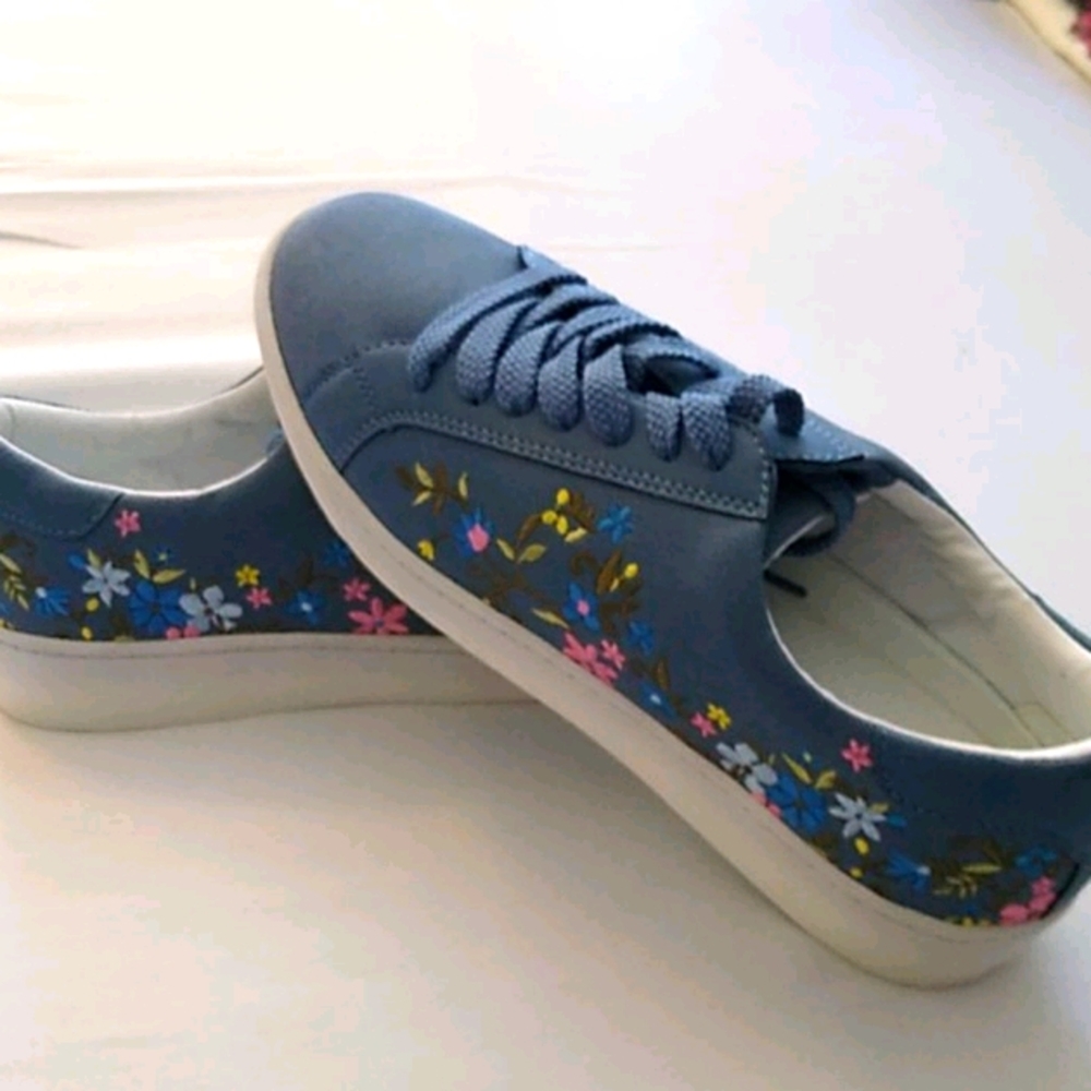Embroidery Tennis Shoe
